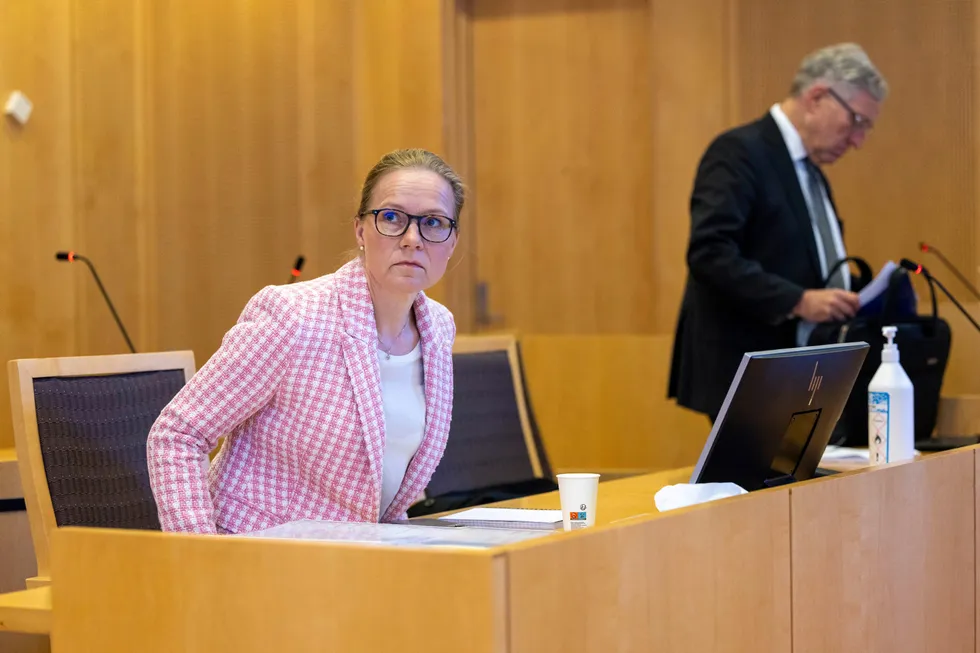 Det er ikke sjokkerende at den del av rettssaken mellom Elisabeth Bull Daae (avbildet) og Oljefondet som omhandler likelønn, går for lukkede dører, skriver innleggsforfatteren. Til høyre er hennes advokat Sigurd Knudtzon.