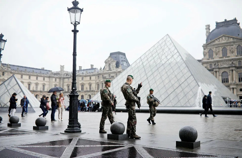 Plassen foran Louvre-museet, hvor Emmanuel Macron skal feire en eventuell valgseier, er evakuert. Foto: Kamil Zihnioglu/AP/NTB scanpix