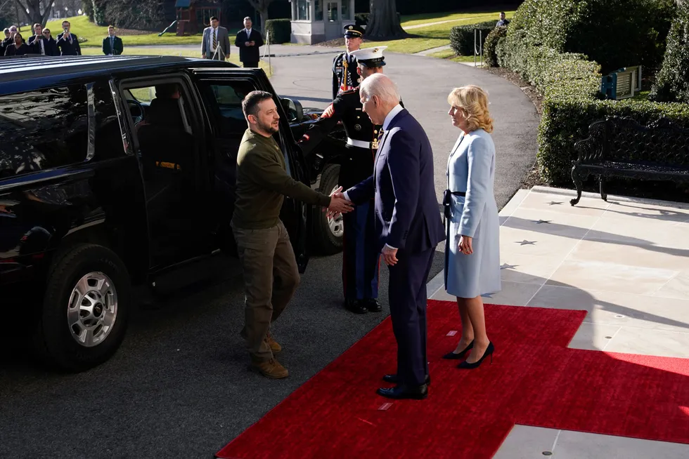 Den amerikanske presidenten Joe Biden og Jill Biden tar imot den ukrainske presidenten Volodymyr Zelenskyy ved Det hvite hus onsdag.