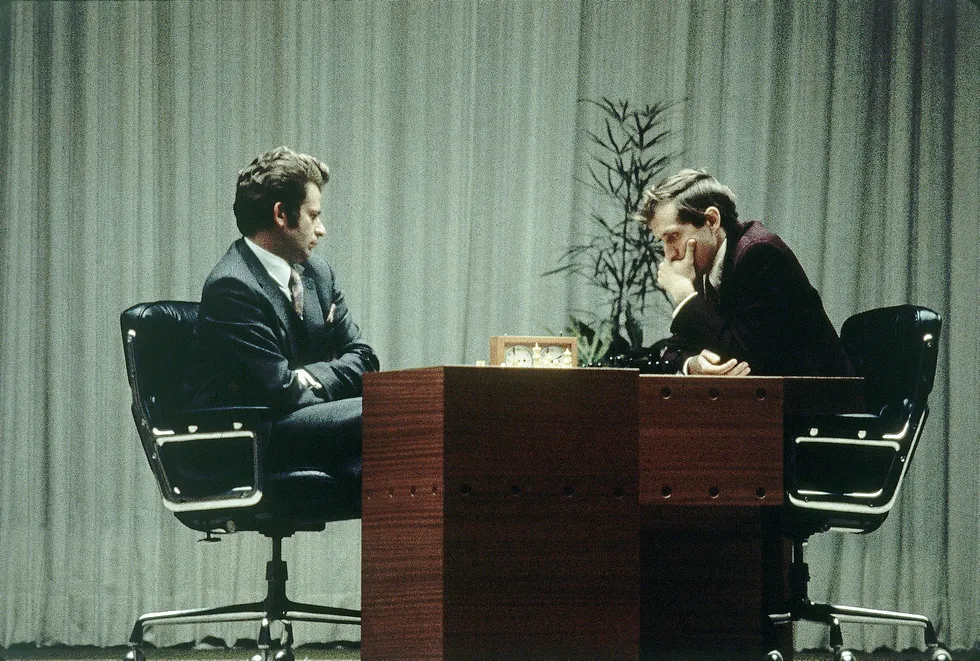 Da Bobby Fischer (til høyre) og Boris Spassky barket sammen i Reykjavik i 1972, måtte sjakkelskerne vente på avisreferatene for å få trekkene. Det er langt fra dagens oppgjør der hvert trekk blir analysert i realtid.