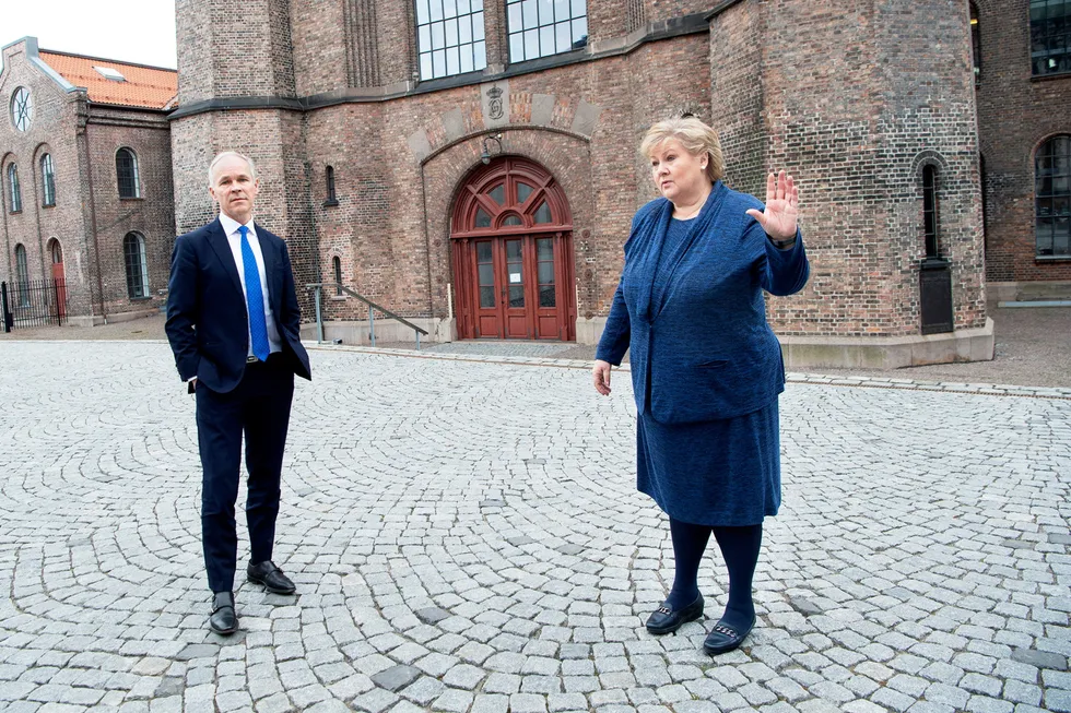 Finansminister Jan Tore Sanner og statsminister Erna Solberg. Regjeringen legger i dag frem det reviderte nasjonalbudsjettet for 2021.