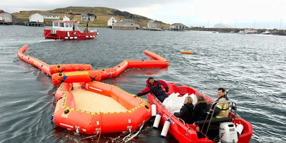 OLJEVERN: Lenseøvelse på havet. Direktoratet for naturfrovaltning meiner konsekvensane av eit oljeutslepp utanfor Lofoten er for store til at ein kan seie ja til oljeboring.