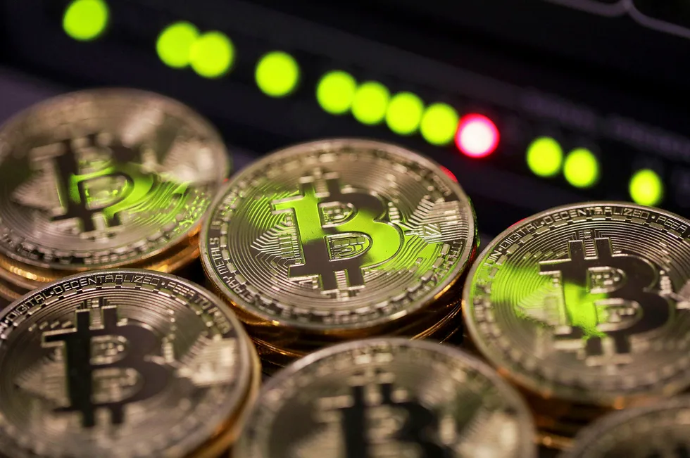 En bitcoin koster nå 16.800 dollar, tilsvarende 140.000 kroner. Foto: Chris Ratcliffe/Bloomberg
