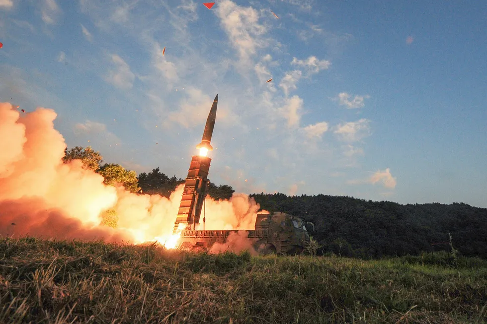 Sør-Korea tester en missil 4. september. Landet advarer om at nok en test fra Nord-Korea er på vei. Foto: Forsvarsdepartementet i Sør-Korea/AP/NTB Scanpix