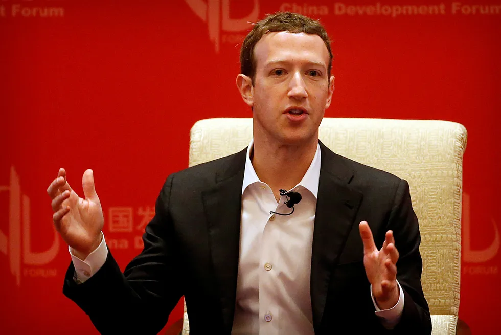 Facebook-sjef Mark Zuckerberg deltar i en paneldiskusjon i Beijing i mars 2016. Foto: Mark Schiefelbein/Ap/NTB Scanpix