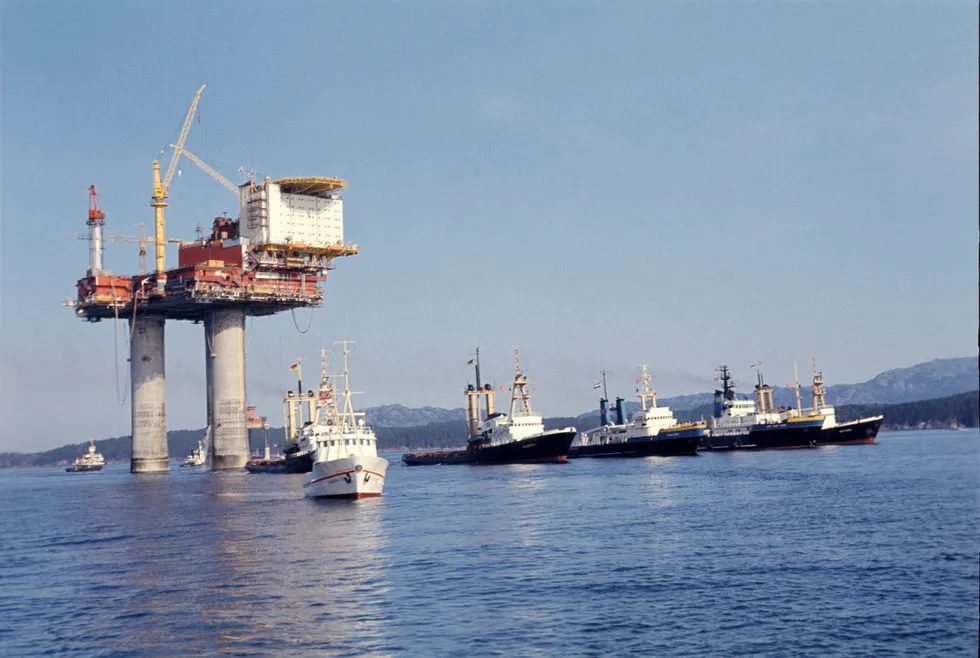 Oljeboringsplattformen Statfjord A slepes ut på feltet i Nordsjøen i 1977. I 2022 skal produksjonen stanses.