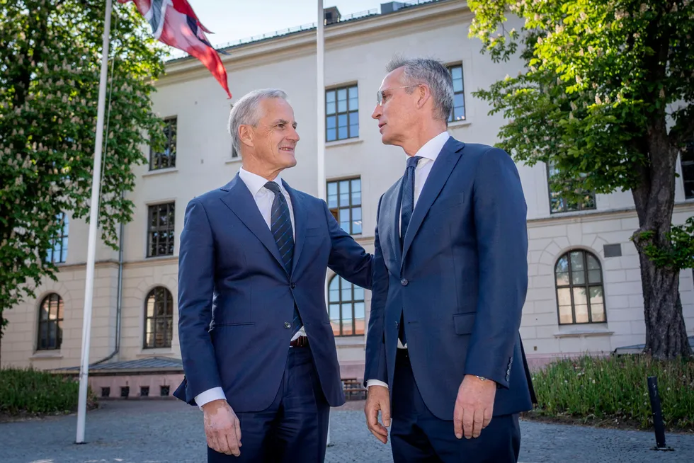 Jonas Gahr Støre ønsker Jens Stoltenberg lykke til med sin nye hverdag når han er ferdig som Nato-sjef 1. oktober. Her fra da de møttes på utenriksministermøtet i Oslo i fjor.