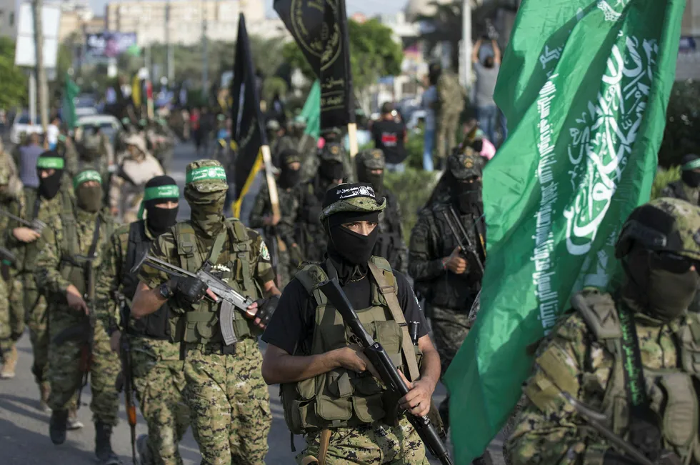 Palestinske militante fra Ezzedine al-Qassam-brigaeden, den væpnede delen av Hamas, marsjerer under en militærparade mot Israel i Gaza by tirsdag denne uken. AFP PHOTO / MAHMUD HAMS Foto: MAHMUD HAMS/AFP Photo/NTB Scanpix.