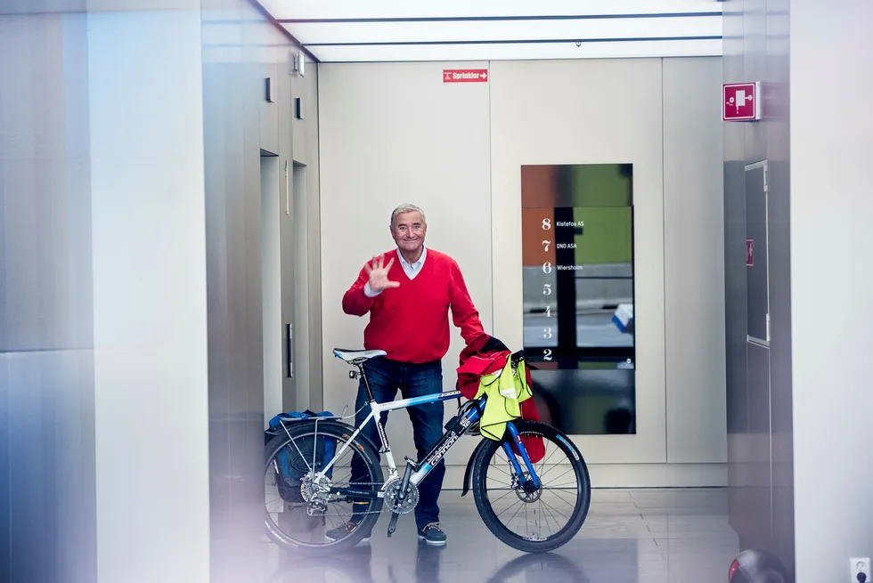 Investor Christen Sveaas kastet seg i dag på sykkelen for å ta en tur innom Kistefos-kontoret på Aker Brygge. Sveaas ønsket ikke å avsløre hva planen bak aksjekjøpet i Norske Skog er. Foto: Skjalg Bøhmer Vold