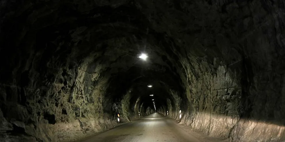 Trangt: En av mange trange tunneler på Senja. Her kan ikke to store kjøretøy passere hverandre. Skulle de møtes inne i tunnelen må et av dem rygge ut.Foto: Jørn Mikael Hagen
