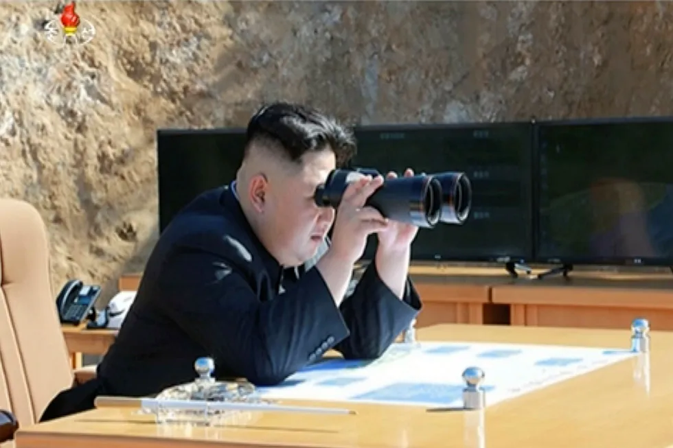 Bildet er fra en video fra den Nord-Koreanske tv-stasjonen KRT og skal vise leder Kim Jung Un som bruker kikkert for å følge med på oppskytingen av en ny missil tirsdag. Foto: KRT via AP Video/NTB scanpix