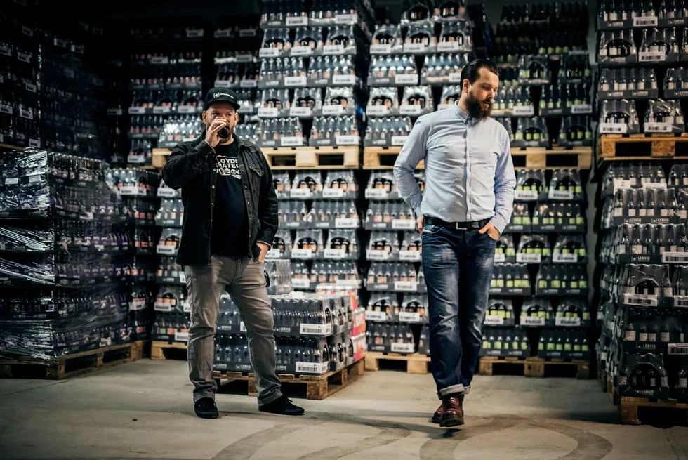Daglig leder i Lervig Aktiebryggeri as Anders Kleinstrup (til høyre) og bryggerimester Mike Murphy mener produktene deres allerede er blitt gamle når de ankommer hyllene på Vinmonopolet. Foto: Tommy Ellingsen