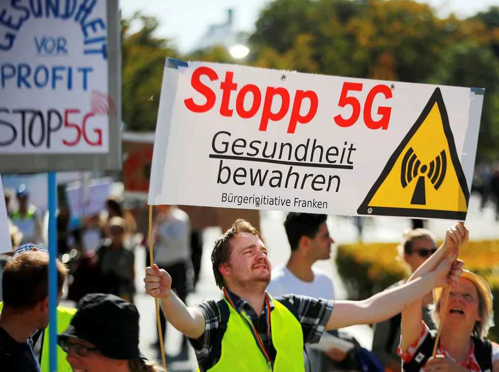 Det var demonstrasjoner utenfor den tyske nasjonalforsamlingen mot utbygging av 5G i høst. Tyske politikere vurderer å utestenge tyske Huawei av sikkerhetsårsaker – slik norske myndigheter har gjort. Det kan føre til reaksjoner fra Kina.