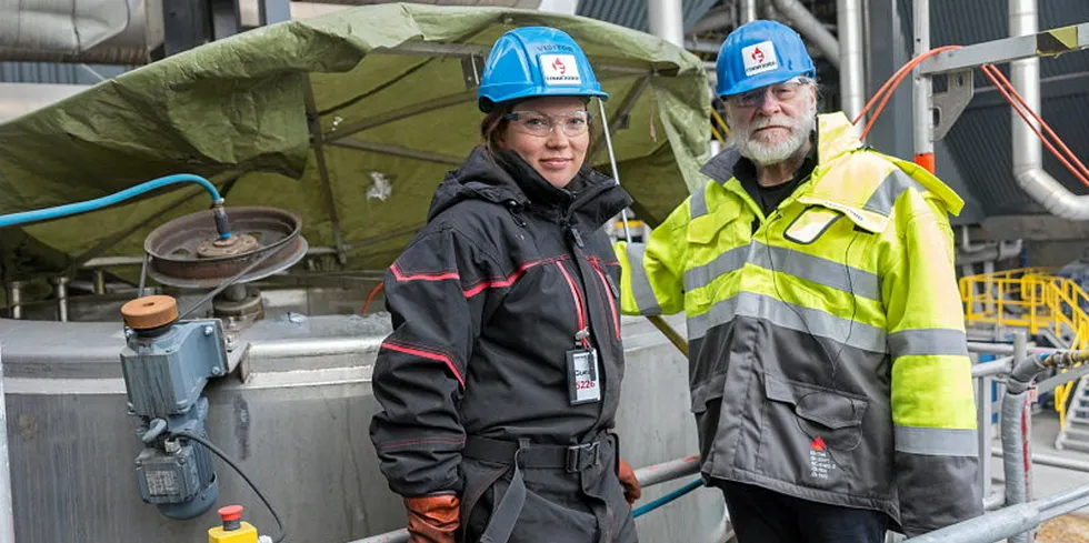 UiT – Norges arktiske universitet, sammen med Sintef, Finnfjord smelteverk og flere andre partnere, ble nylig tildelt over 90 millioner kroner fra ordningen «grønn plattform». På bildet er biologiprofessor Hans Christian Eilertsen og Gunilla Eriksen, overingeniør ved Norges fiskerihøgskole. Bildene er tatt i forbindelse med algeprosjektet til UiT på Finnfjord Smelteverk.