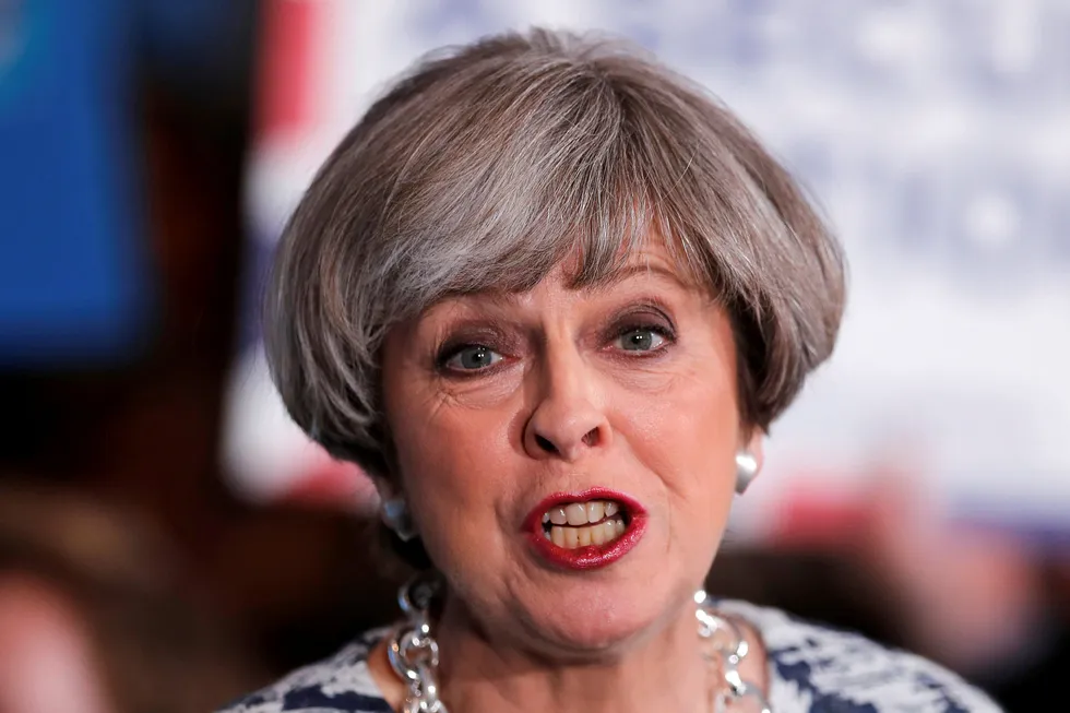 Statsminister Theresa May vil danne regjering til tross for det siste valgresultatet. Foto: REUTERS/Eddie Keogh