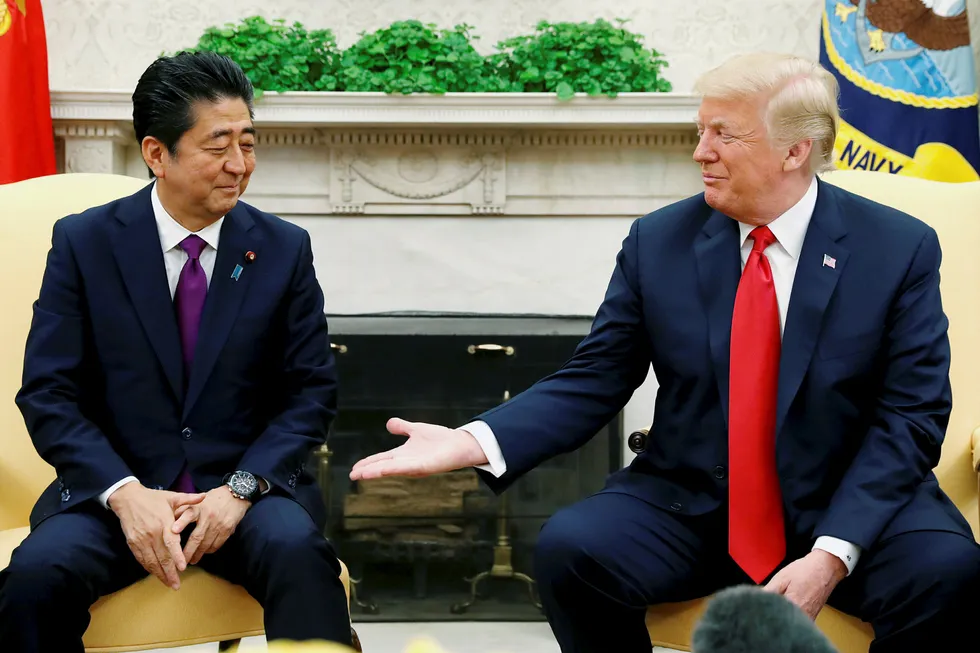 Japans statsminister Shinzo Abe er blant de mange som er skeptiske før president Donald Trump skal møte Nord-Koreas leder Kim Jong-un i Singapore i neste uke. Foto: Kevin Lamarque/Reuters/NTB Scanpix