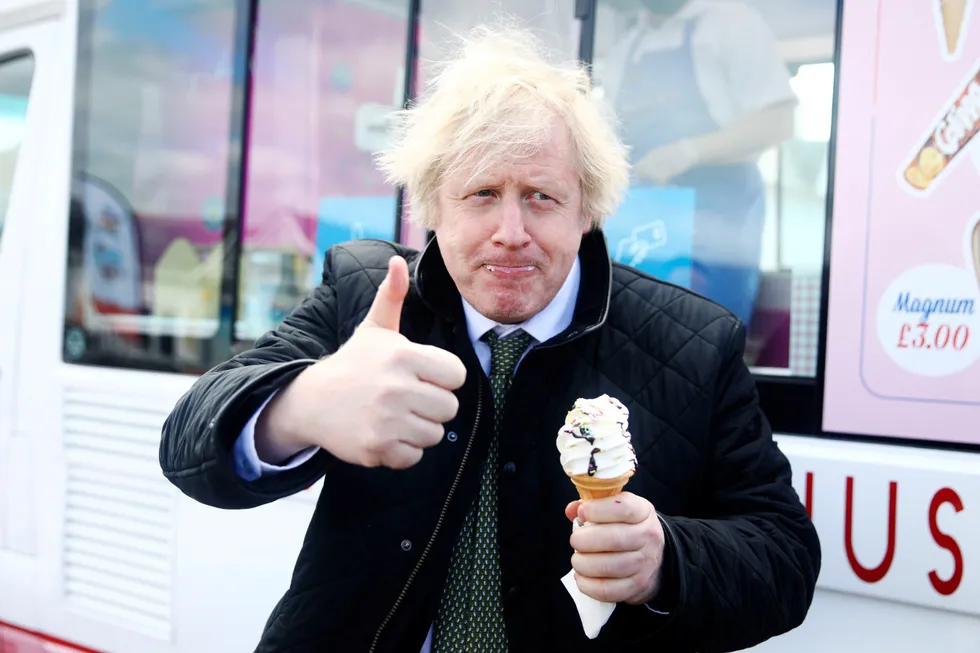 Boris Johnson har grunn til å vise en tommel opp. Hans «approval rating» er på 55 prosent, opp fra 43 prosent i oktober i fjor. Her nyter statsministeren en is ved Haven Perran Sands Holiday Park i Cornwall i det sørvestlige England.
