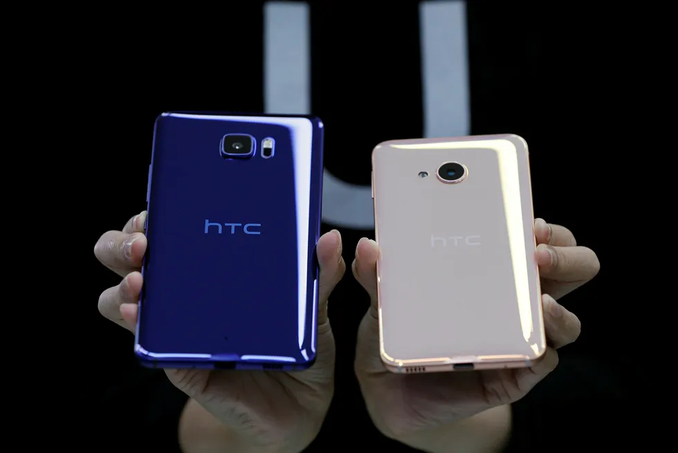 HTC U Ultra (t.v.) og U Play ble vist frem for første gang i Taipei 12. januar 2017. Foto: NTB Scanpx/REUTERS/Tyrone Siu