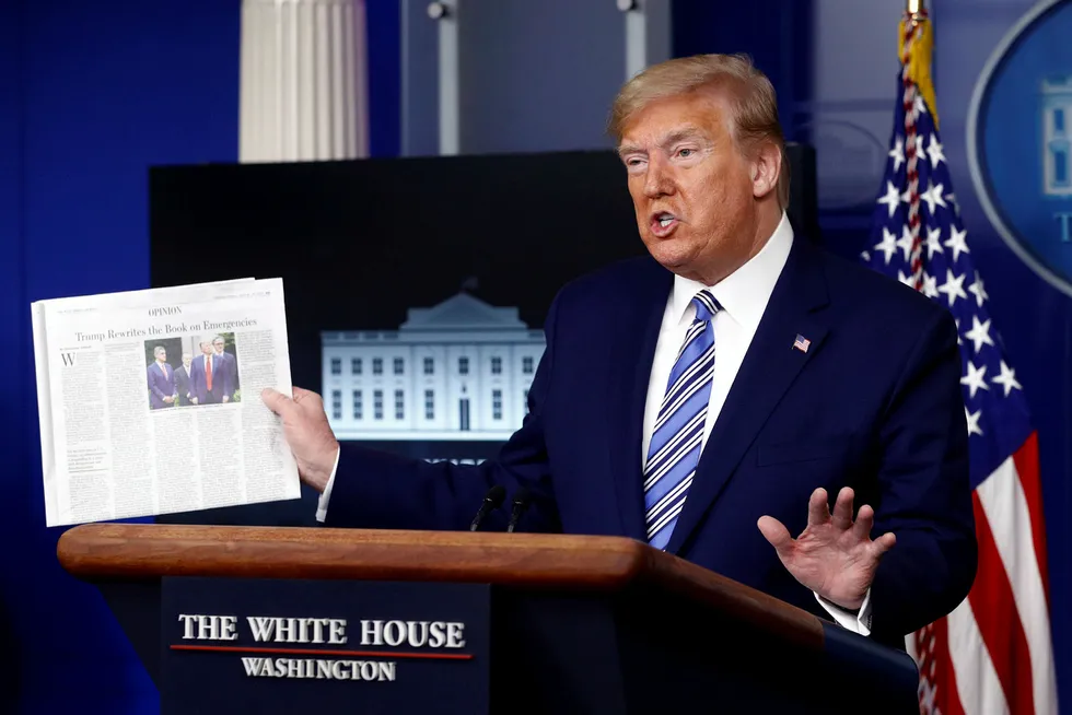 President Donald Trump hadde høytlesning fra en avisartikkel som roste hans innsats under koronakrisen.