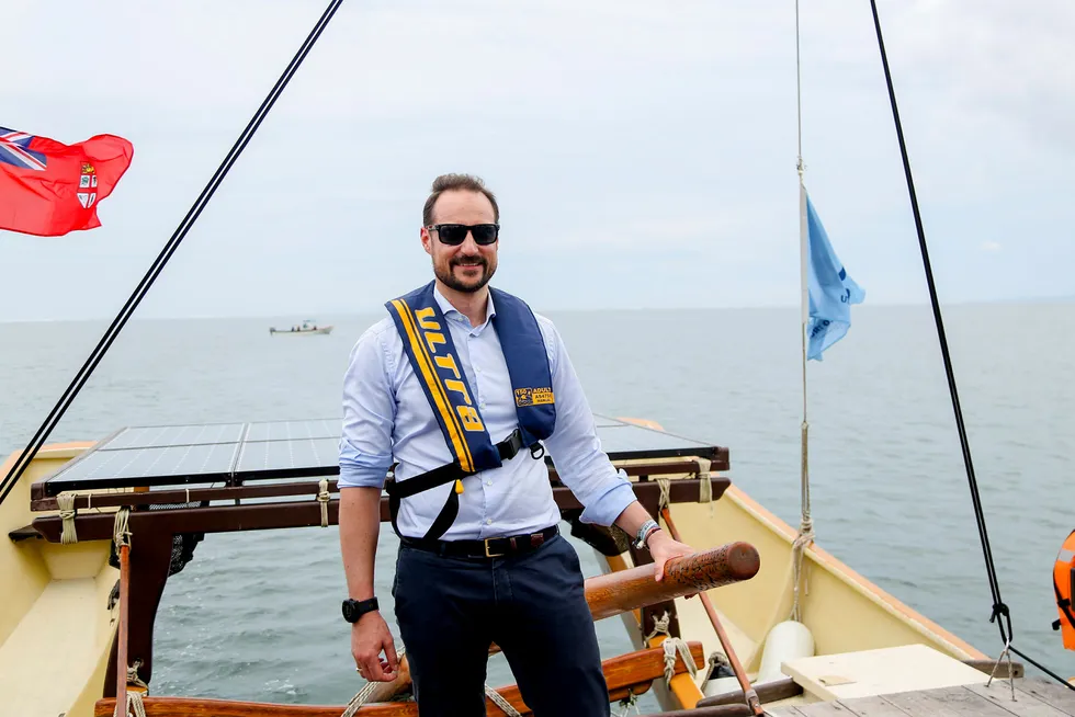 Under sitt besøk på Fiji seilte kronprins Haakon blant annet på en fijiansk tradisjonell båt, drua.