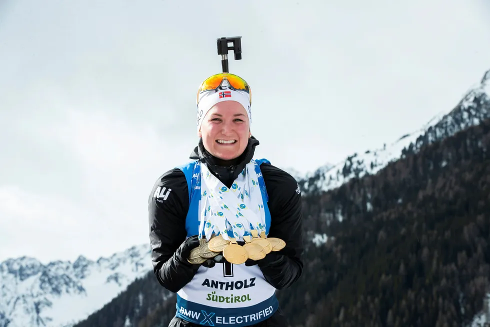 Marte Olsbu Røiseland med syv medaljer fra VM etter fellesstart 12,5 km kvinner under VM i skiskyting 2020 i Anterselva.