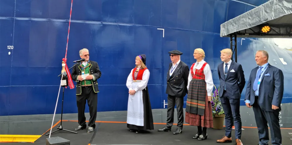 Driftsdirektør Hans Helge Vik (til venstre) holdt hovedtalen. Til høyre for Vik står båtens gudmor Malene Kristine Meidell Alsaker, som døpte den, og Alsaker Fjordbruk-eier Gerhard Alsaker.