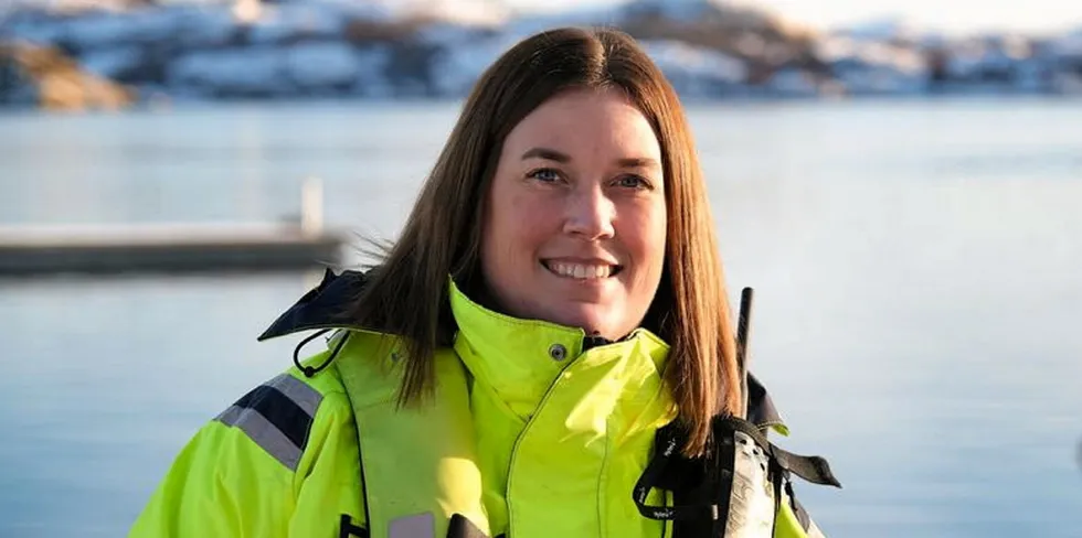 Lena Dromnes hadde hørt mye positivt om det å jobbe på sjøen og tanken fristet henne. Nå er hun assisterende driftsleder på oppdrettsanlegg.