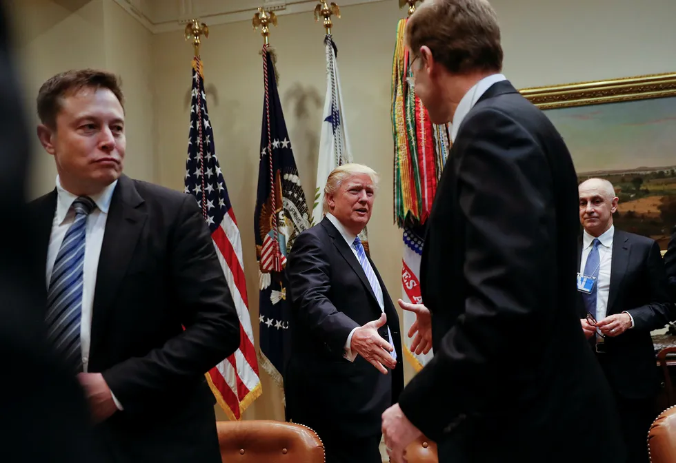 President Donald J. Trump har møtt konsernsjefen for Tesla og SpaceX, Elon Musk, flere ganger siden han ble valgt. Musk er rådgiver for Trump og har fått kraftig kritikk for ikke å trekke seg. Foto: Pablo Martinez Monsivais/AP photo/NTB scanpix