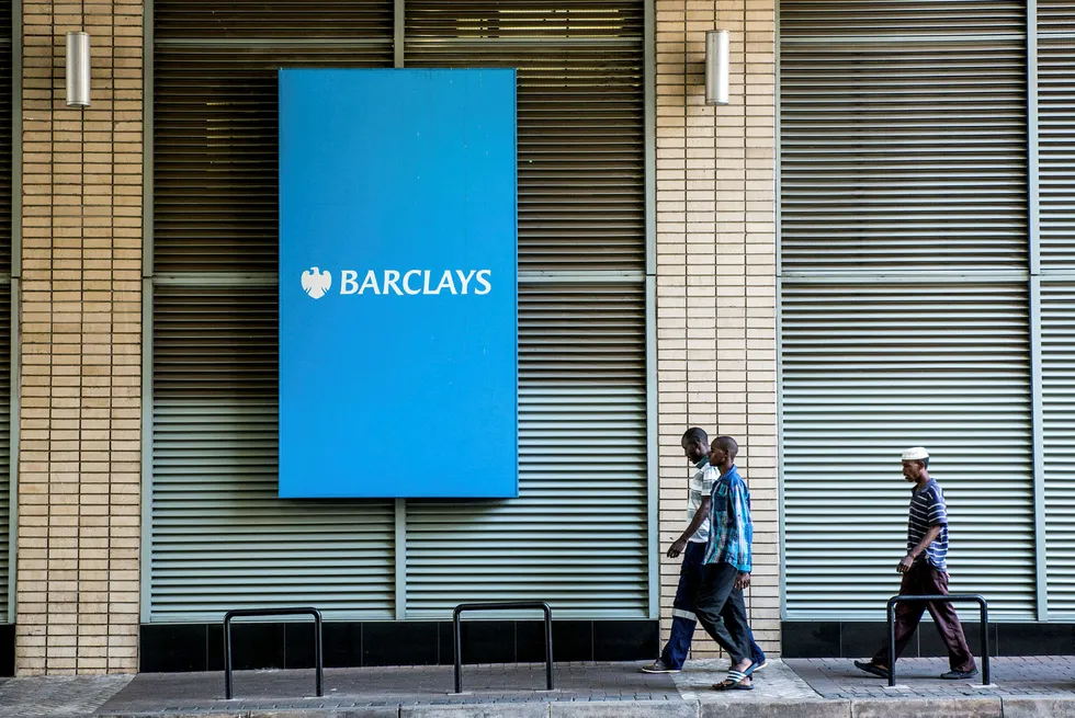Barclays bank trekker seg ut av Afrika etter å ha vært aktiv der i over 100 år. Årsaken skal være at vestlige reguleringer stiller så omfattende krav til kontroll at kostnadene eksploderer. Men dette er antageligvis mer sammensatt, skriver artikkelforfatteren. Foto: Waldo Swiegers/Bloomberg