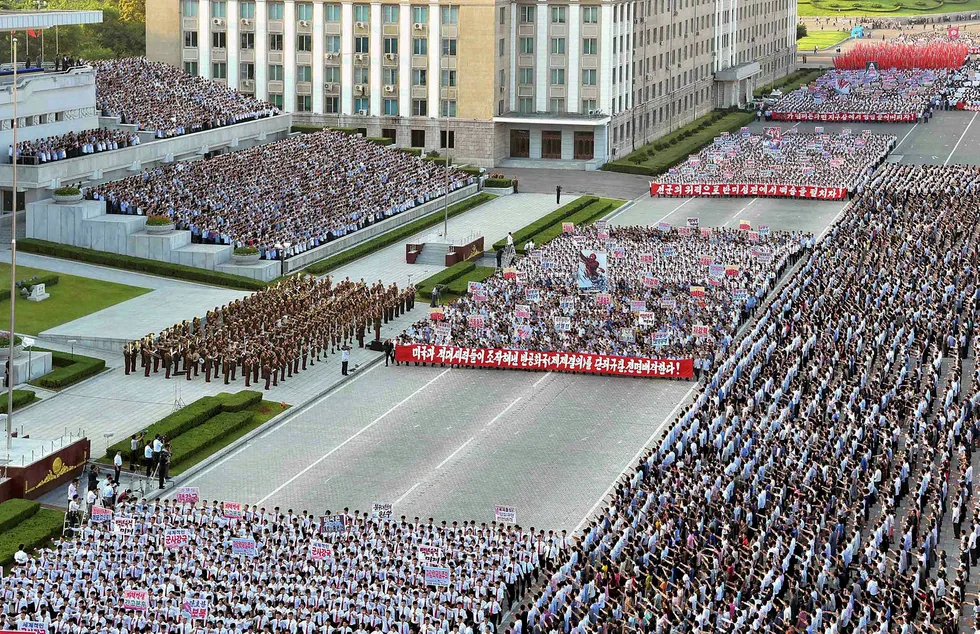 Ordkrigen mellom Nord-Korea og USA fortsetter. Bildet er tatt onsdag denne uken av Nord-Koreas offisielle nyhetsbyrå (KNCA) og viser et opptog på Kim Il-Sung-plassen til støtte for landets fasthet overfor USA. Foto: KNCA/AFP/NTB Scanpix