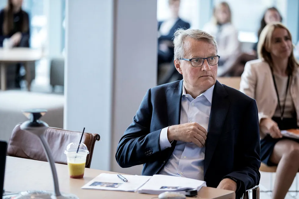 Rune Bjerke, administrerende direktør i DNB holder morgenmøte med DNB Markets og presentere tallene for andre kvartal. Foto: Fredrik Bjerknes