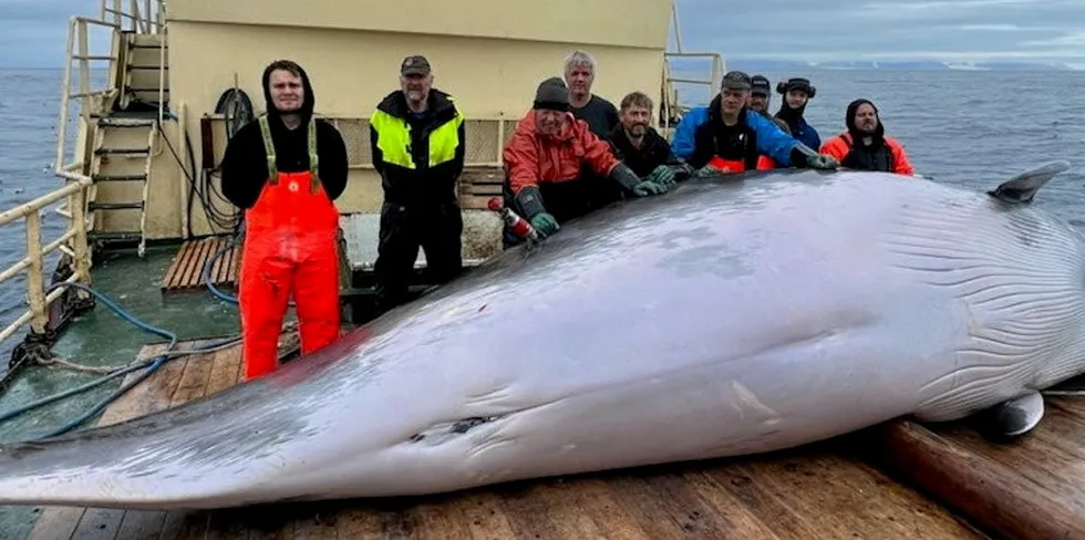 Her er et fornøyd mannskap på «Kato» med hval nummer 200 av til sammen 204 vågehval i årets rekordsesong for fartøyet.