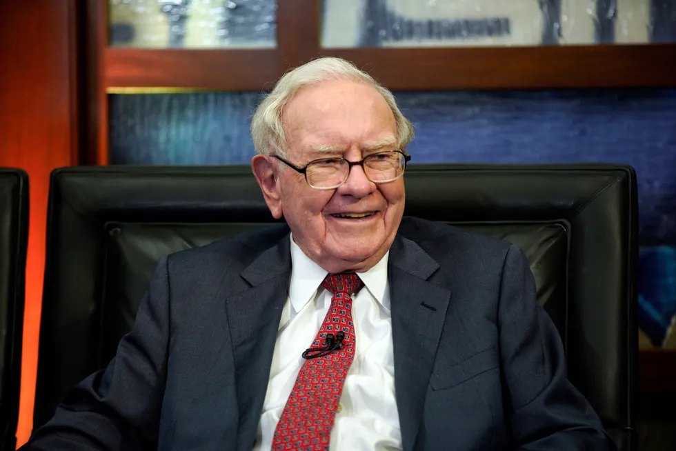 Styreleder og sjef i Berkshire Hathaway, Warren Buffett, kan glise bredt etter at konglomeratets aksjer steg til rekordhøye nivåer mandag.