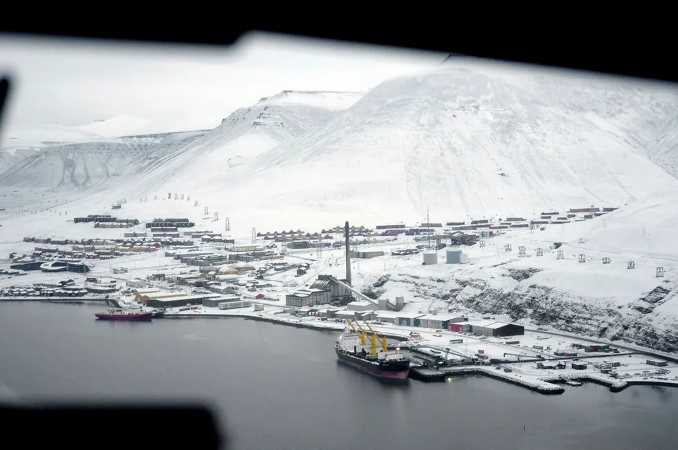 Aksepterer vi anneksjon av Krim, skaper vi en særdeles farlig presedens for press og krav mot norsk suverenitet. Russland har en betydelig bosetning på Svalbard (bildet) og kan ifølge Svalbardtraktaten øke den slik at de kommer i flertall.