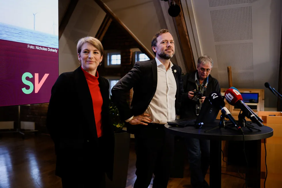 Finanspolitisk talsperson Kari Elisabeth Kaski er skeptisk til Stoltenberg som ny sentralbanksjef. Her med SV-leder Audun Lysbakken.