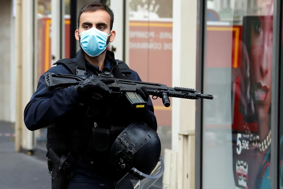 Politiet er på stedet etter et knivangrep i Nice i Frankrike.