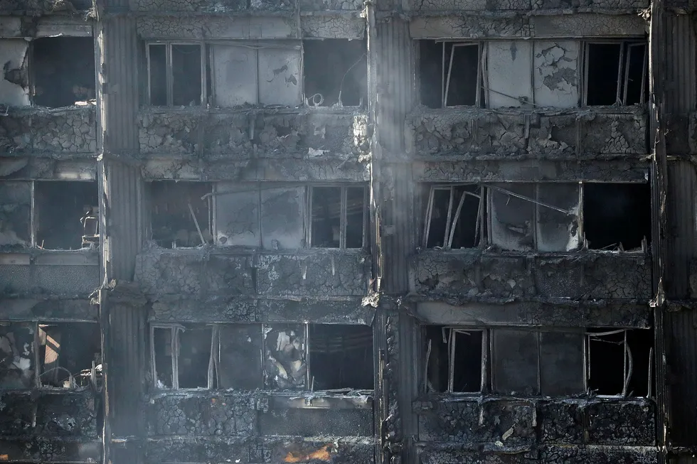 Det vil trolig ta uker å gjennomsøke den utbrente ruinen av boligblokken som brant i London. Foto: Frank Augstein