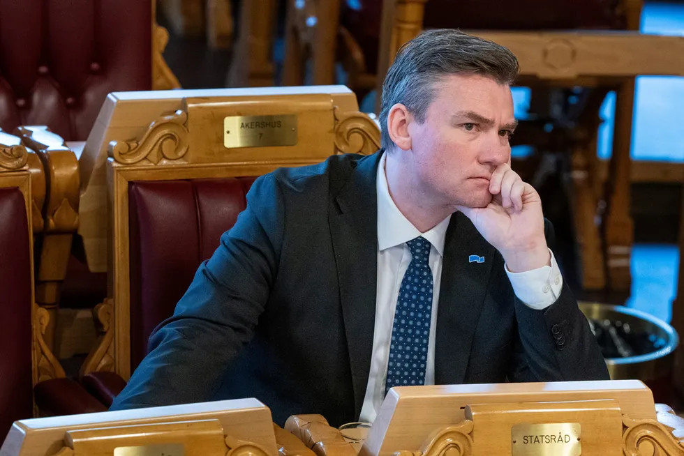 Høyre-nestleder Henrik Asheim mener det er «helt hårreisende at finansministeren nekter å informere Stortinget» om eventuelle hull i skattesystemet.