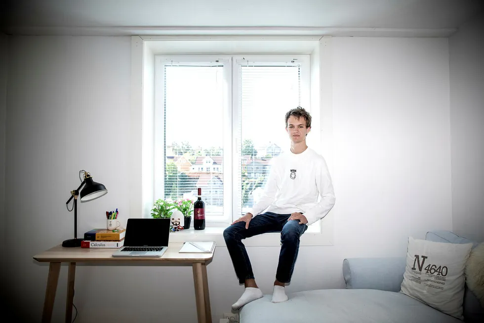Joachim Helstrøm Olsen (21) fikk hjelp av foreldrene sine til å kjøpe en leilighet han kan bo imens han studerer til lektor i Kristiansand.