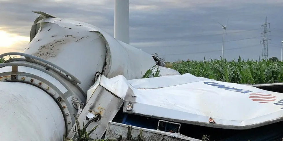 Collapsed wind turbine at Gescher field.