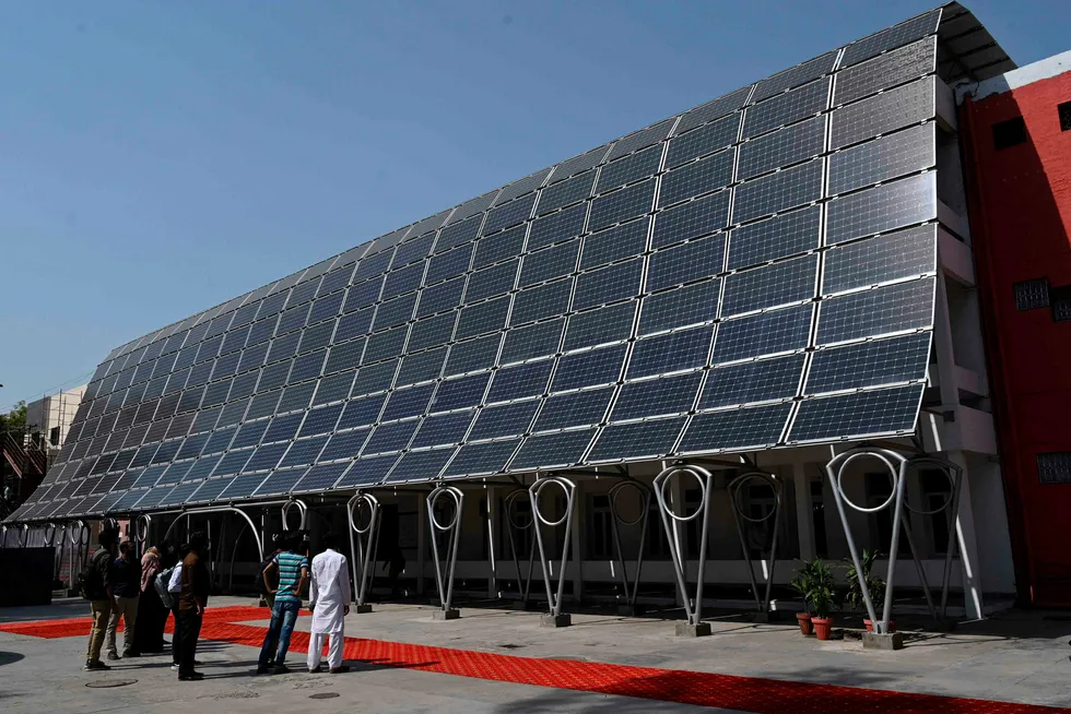 Aldri tidligere er det blitt investert mer i fornybar energi. Her fra åpningen av en ny bygning ved University of Engineering and Technology i Pakistans nest største by, Lahore, på mandag. Solpanel produserer nesten 150 kilowatt fra solpanel på bygningen.