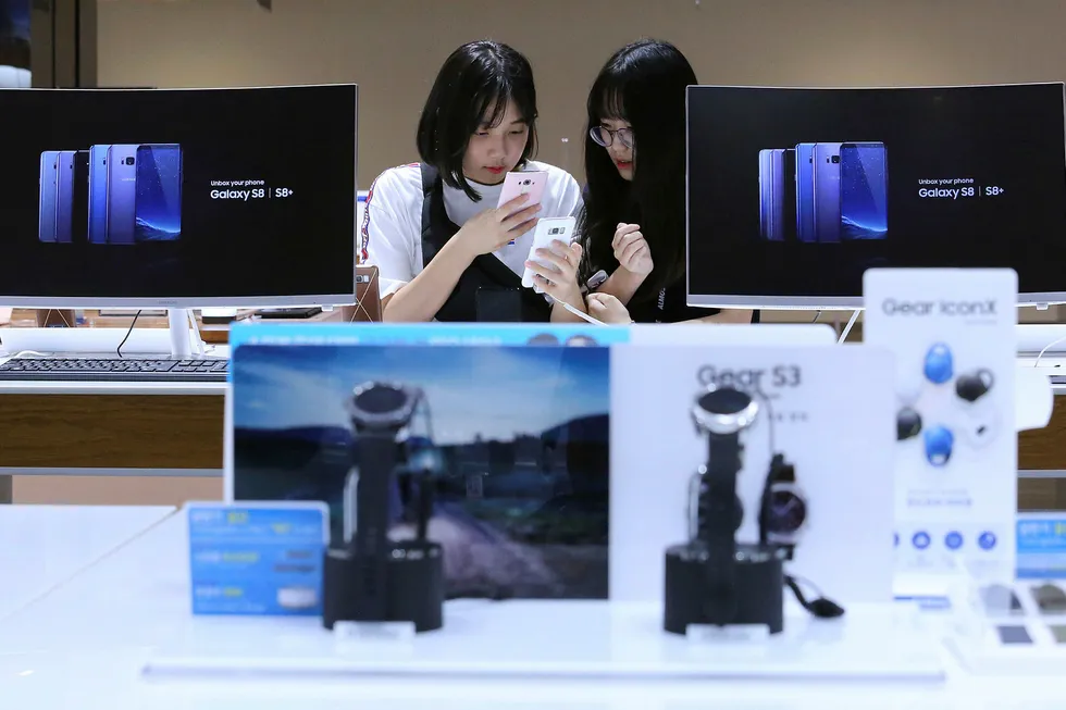 Samsung har lagt bak seg skandalene det siste året og la på fredag frem det beste kvartalsresultatet i selskapets historie. Foto: Ahn Young-joon / AP / NTB Scanpix
