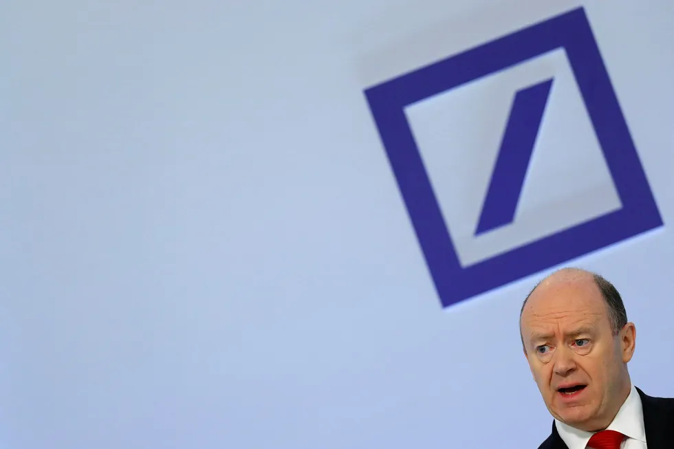 Deutsche Banks toppsjef John Cryan merker det også på lommeboken at banken er ute i hardt vær Foto: KAI PFAFFENBACH