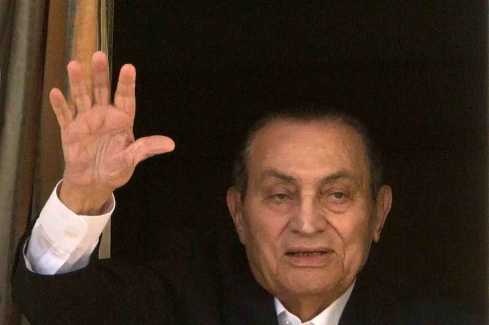 Egypts tidligere president Hosni Mubarak settes fri fra fengsel. Foto: Amr Nabil/AP Photo/NTB Scanpix