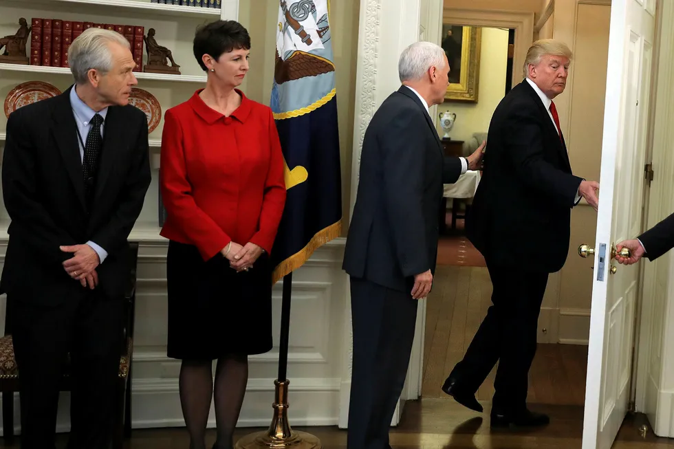 Visepresident Mike Pence forsøkte å stoppe president Donald Trump i det presidenten forlot rommet allerede før han fikk signert to nye presidentordre. Foto: CARLOS BARRIA / REUTERS / NTB Scanpix