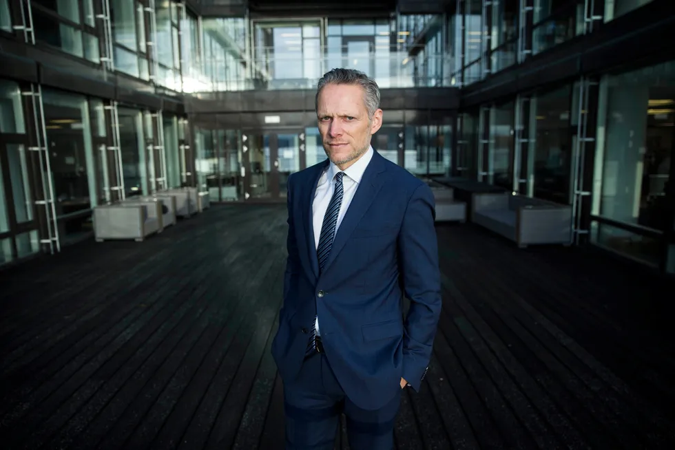 Sjefstrateg i Danske Bank, Christian Lie, tror at 2021 kan bli et langt kjedeligere år for aksjer enn det 2020 var. Danske Bank venter en avkastning på globale aksjer på mellom to og syv prosent.
