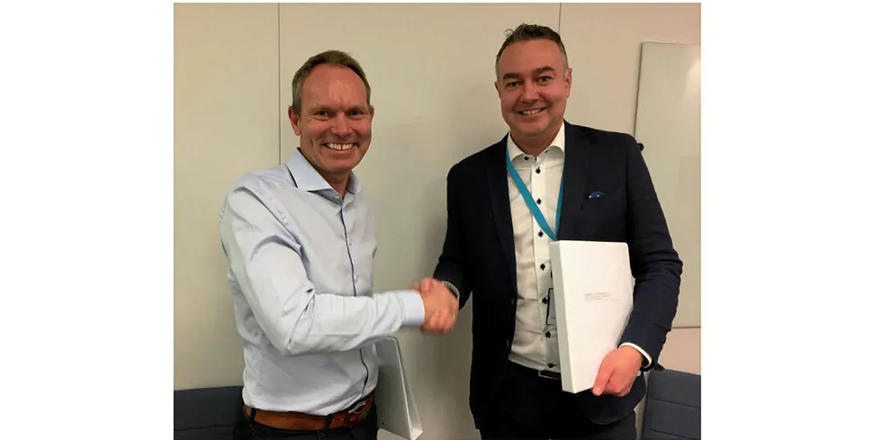 BioSorts Geir Hauge (t.v.) og Cermaqs Snorre Jonassen har undertegnet avtalen mellom partene.