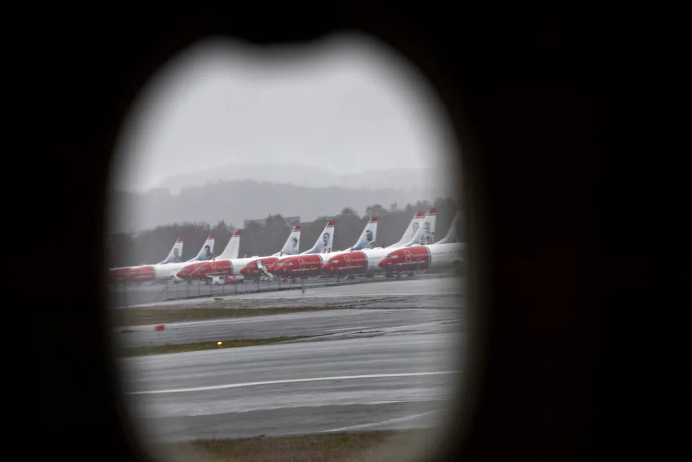 Norwegian-fly i opplag på Trondheim lufthavn Værnes. Rundt 50 av 140 fly i konsernet skal bli med videre i selskapet om domstolene sier ja til en ny forretningsplan og en løsning for å kutte gjelden.