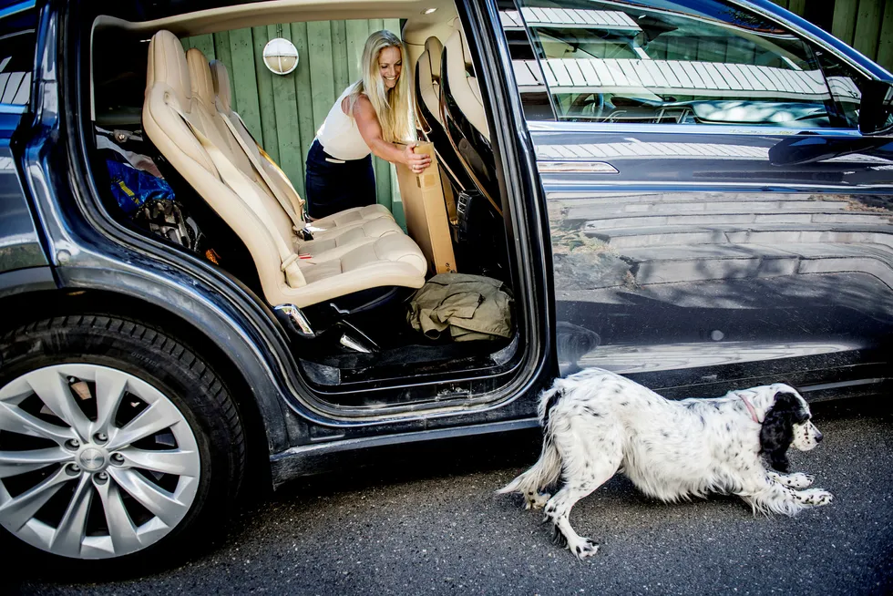Bileier Lise Sundem kjøpte en Tesla Model X for vel ett år siden, og har så langt ikke merket prishopp på forsikringen. Hun stusser over at alle elbileiere må forberede seg på prishopp. Foto: Gorm K. Gaare