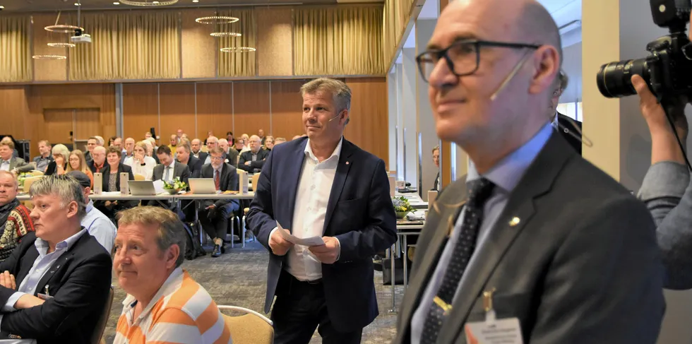 Årsmøtet i Råfisklaget ba myndighetene, her ved fiskeriminister Bjørnar Skjæran (i midten), om aksept for at flere fiskerier er sesongbaserte.